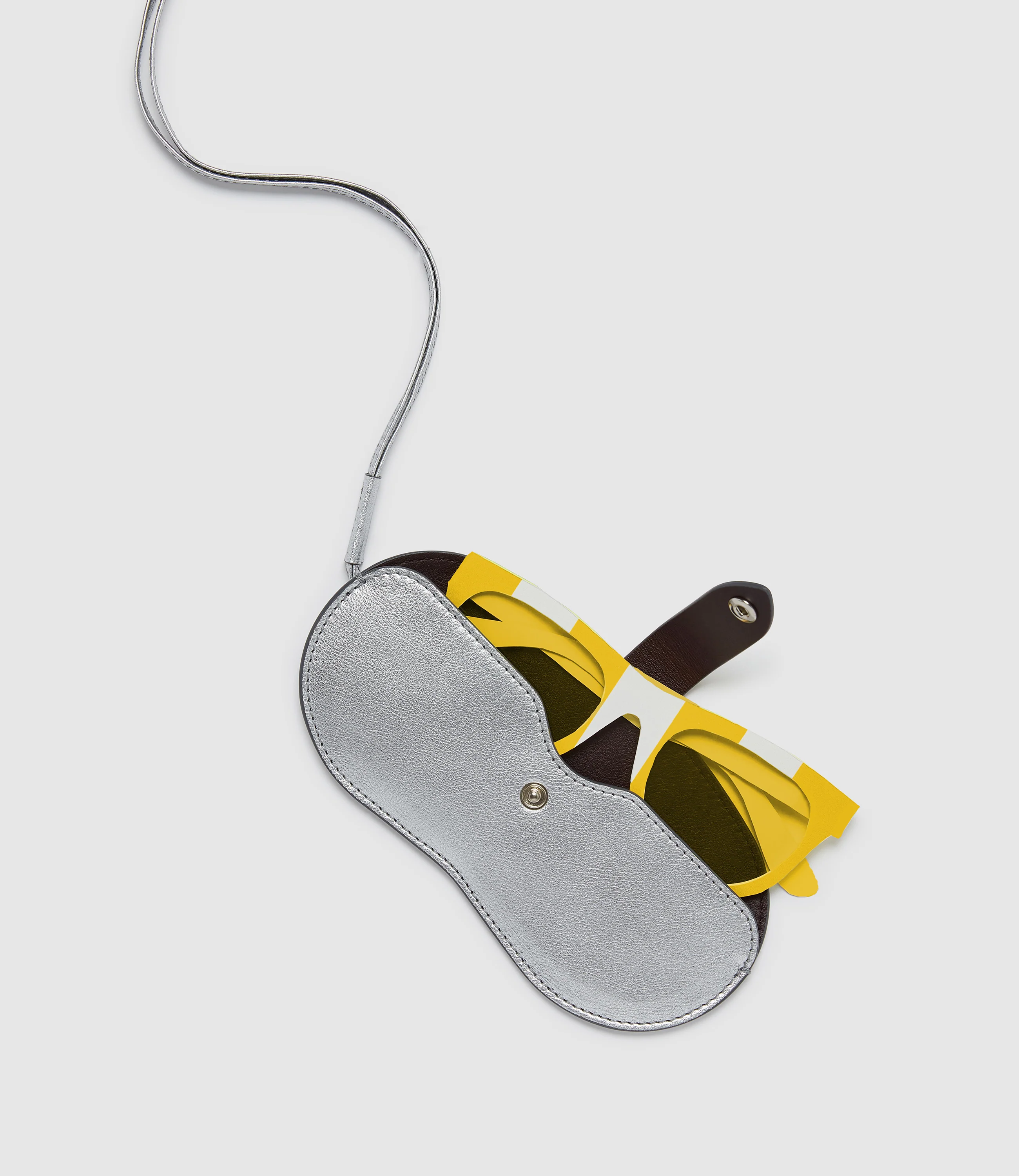 ISSIMO | Métier Glasses Case Double With Strap Metallic Calfskin Silver - Image 3