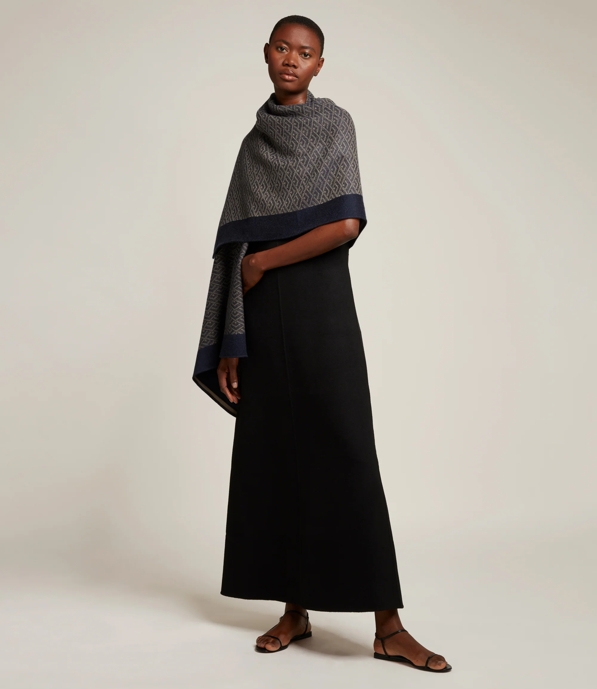 Small Cashmere Throw Navy and Natural - Image 3